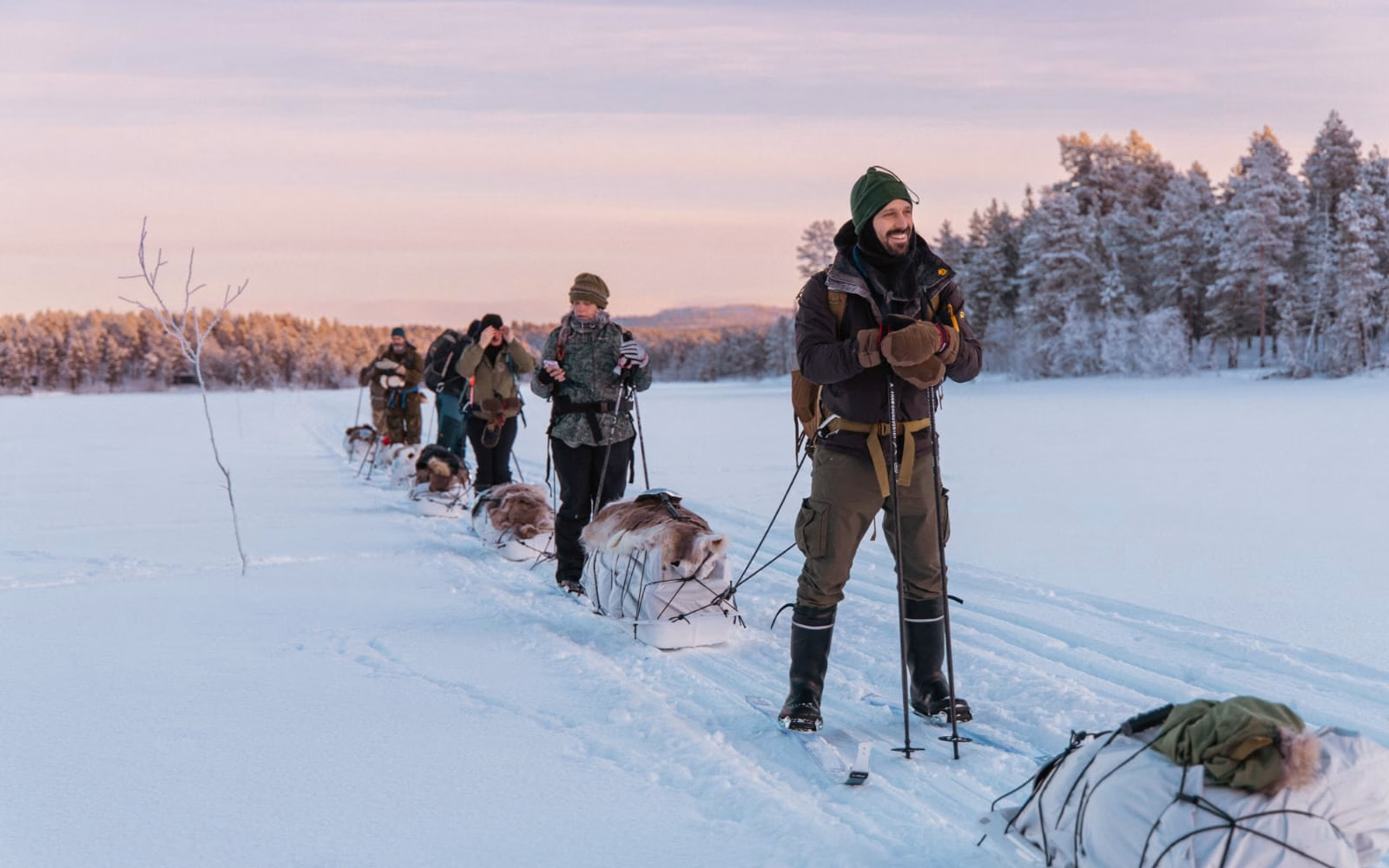 Ryhmä vaeltajia KSF Scout NATO -suksilla talvisessa maisemassa